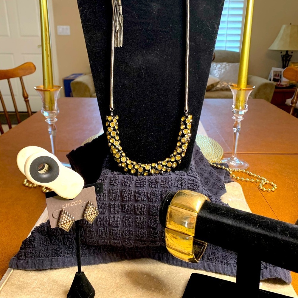 Chicos necklace/earrings/bracelet set LC 022